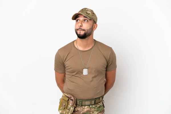 Ung Arabisk Soldat Man Isolerad Vit Bakgrund Och Tittar Upp — Stockfoto