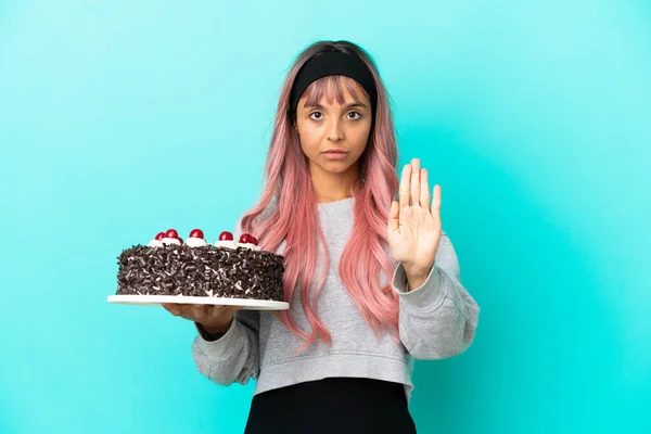 Młoda Kobieta Różowymi Włosami Trzymając Tort Urodzinowy Izolowane Niebieskim Tle — Zdjęcie stockowe