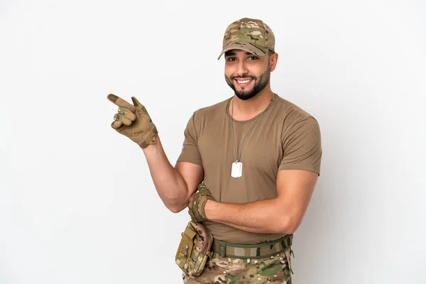 Giovane Arabo Soldato Uomo Isolato Sfondo Bianco Puntando Dito Verso — Foto Stock