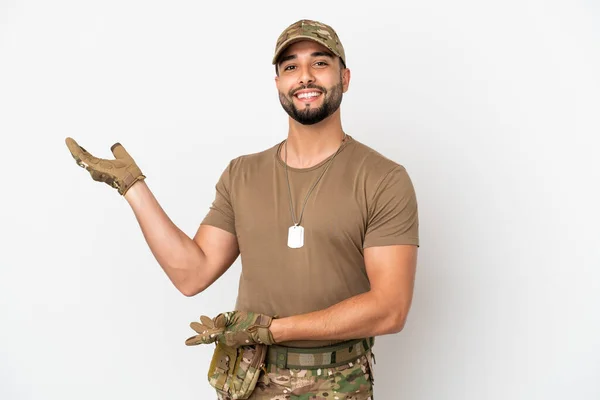 Ung Arabisk Soldat Man Isolerad Vit Bakgrund Sträcker Händerna Sidan — Stockfoto