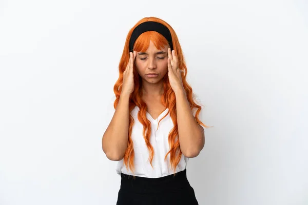 Молодая Женщина Оранжевыми Волосами Изолированы Белом Фоне Головной Болью — стоковое фото