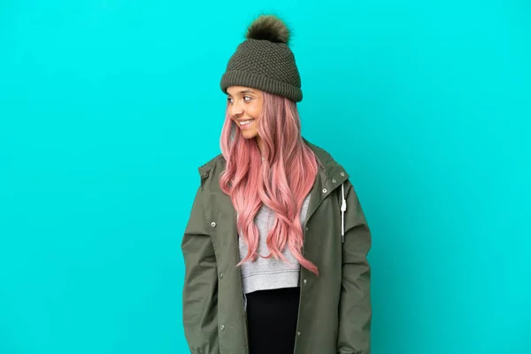 Jovem Com Cabelo Rosa Vestindo Casaco Prova Chuva Isolado Fundo — Fotografia de Stock