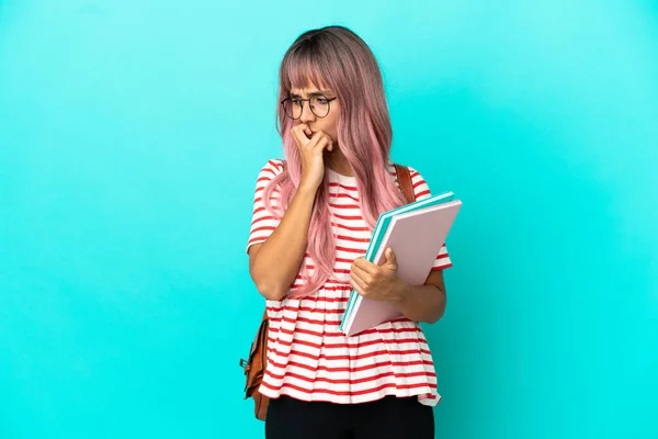 Jovem Estudante Mulher Com Cabelo Rosa Isolado Fundo Azul Com — Fotografia de Stock