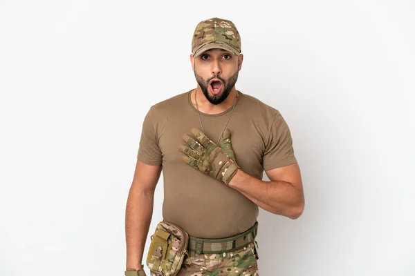 Ung Arabisk Soldat Man Isolerad Vit Bakgrund Förvånad Och Chockad — Stockfoto