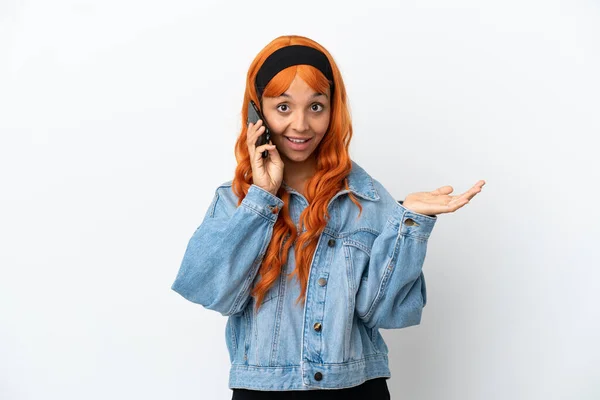 주황색 머리를 여자는 배경에 고립되어 누군가와 전화로 대화를 나누고 — 스톡 사진