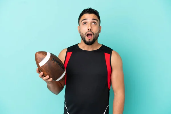 Mladý Arabský Muž Hraje Rugby Izolované Modrém Pozadí Vzhlíží Překvapeným — Stock fotografie
