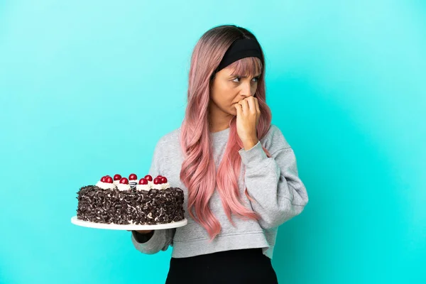 Młoda Kobieta Różowymi Włosami Gospodarstwa Tort Urodzinowy Izolowane Niebieskim Tle — Zdjęcie stockowe