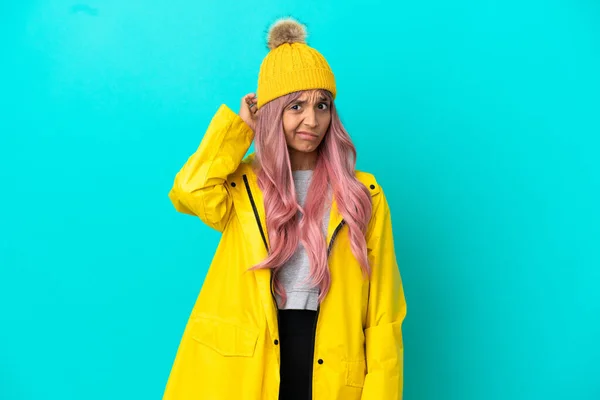 Mujer Joven Con Pelo Rosa Con Abrigo Impermeable Aislado Sobre —  Fotos de Stock