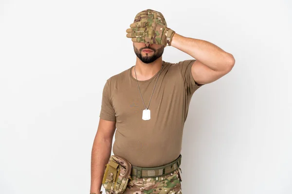 Ung Arabisk Soldat Man Isolerad Vit Bakgrund Täcker Ögon Händer — Stockfoto