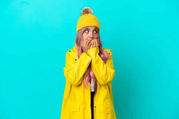 Mujer Joven Con Pelo Rosa Con Abrigo Impermeable Aislado Sobre —  Fotos de Stock