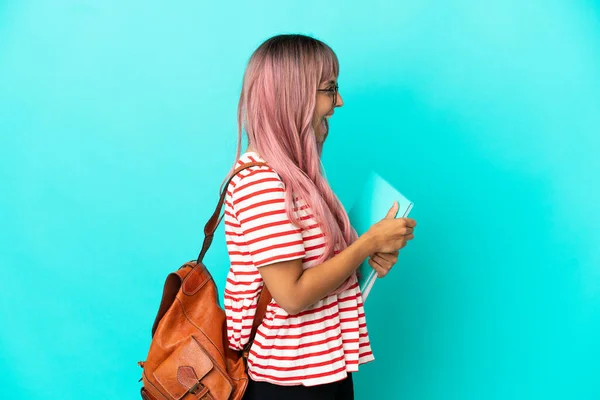 Jovem Estudante Mulher Com Cabelo Rosa Isolado Fundo Azul Rindo — Fotografia de Stock