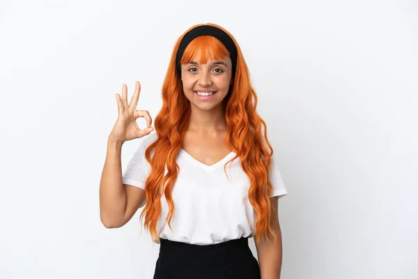 배경에 고립되어 오렌지색 머리를 여자는 손가락으로 보이는 표시를 — 스톡 사진