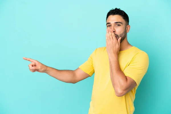 Jonge Arabisch Man Geïsoleerd Blauwe Achtergrond Met Verrassingsexpressie Terwijl Wijzende — Stockfoto