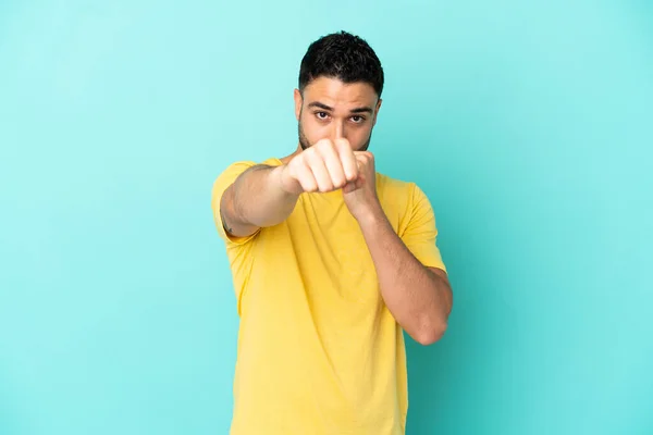 Jeune Homme Arabe Isolé Sur Fond Bleu Avec Geste Combat — Photo