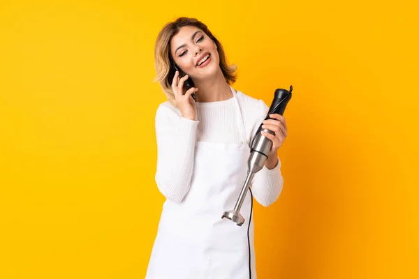 Chica Usando Licuadora Mano Aislada Sobre Fondo Amarillo Manteniendo Una — Foto de Stock