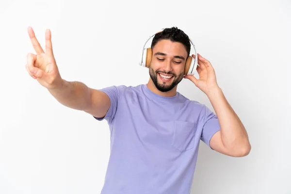 Νεαρός Άραβας Απομονωμένος Λευκό Φόντο Ακούγοντας Μουσική Και Τραγουδώντας — Φωτογραφία Αρχείου