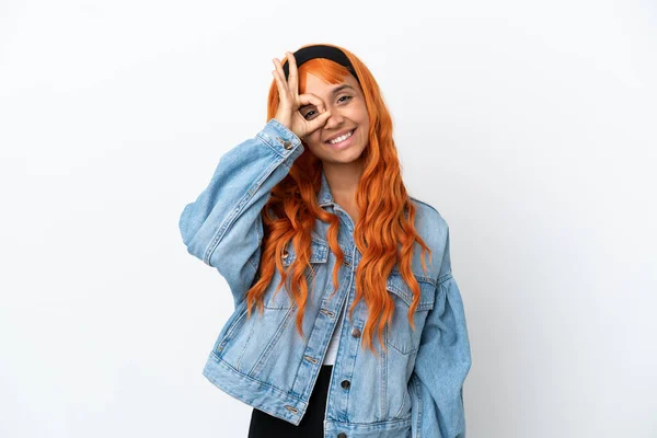 Junge Frau Mit Orangefarbenen Haaren Auf Weißem Hintergrund Zeigt Zeichen — Stockfoto