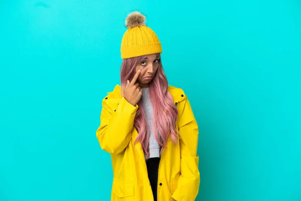 Mujer Joven Con Pelo Rosa Con Abrigo Impermeable Aislado Sobre — Foto de Stock