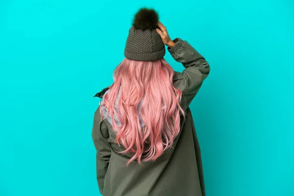 Jovem Com Cabelo Rosa Vestindo Casaco Prova Chuva Isolado Fundo — Fotografia de Stock