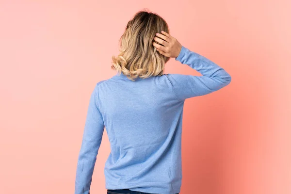 Jeune Femme Russe Isolée Sur Fond Rose Position Arrière Pensant — Photo