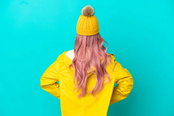 Mujer Joven Con Pelo Rosa Con Abrigo Impermeable Aislado Sobre —  Fotos de Stock