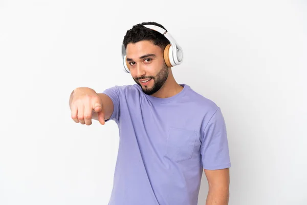 Hombre Árabe Joven Aislado Sobre Fondo Blanco Escuchando Música —  Fotos de Stock