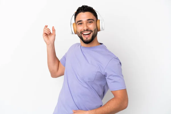 Ung Arabisk Man Isolerad Vit Bakgrund Lyssna Musik Och Gör — Stockfoto