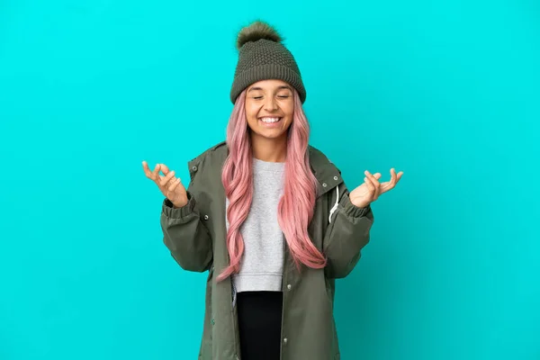 Jovem Com Cabelo Rosa Vestindo Casaco Prova Chuva Isolado Fundo — Fotografia de Stock