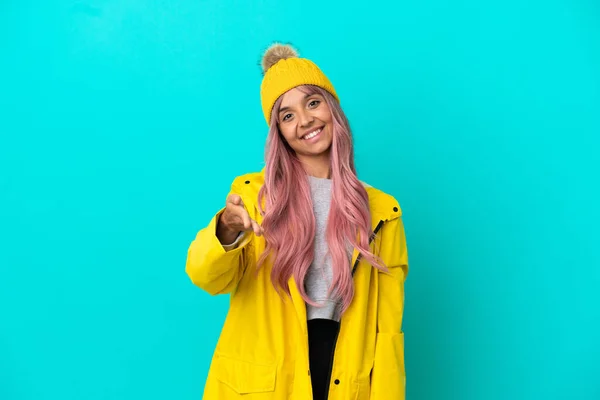 Jovem Com Cabelo Rosa Vestindo Casaco Prova Chuva Isolado Fundo — Fotografia de Stock