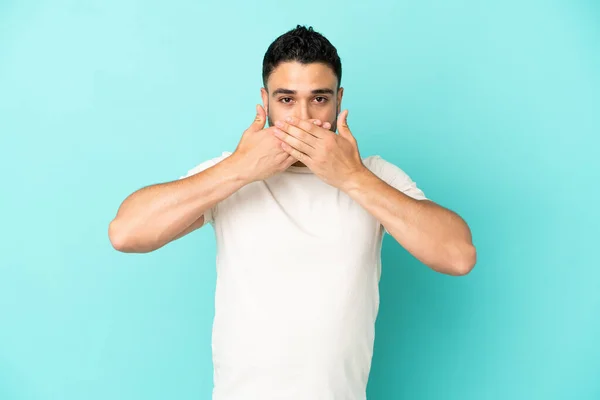 Ung Arabisk Man Isolerad Blå Bakgrund Täcker Munnen Med Händerna — Stockfoto