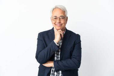 Orta yaşlı Brezilyalı bir adam beyaz arka planda soyutlanmış ve düşünüyor