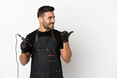 Dövme sanatçısı beyaz arka planda izole edilmiş bir ürün sunmak için kenarı işaret ediyor