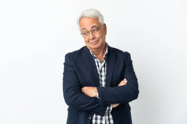 Orta yaşlı Brezilyalı adam beyaz arka planda izole edilmiş şüpheli hareketler yapıyor.