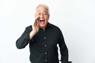 Orta yaşlı Brezilyalı adam beyaz arka planda izole edilmiş ağzı açık bağırıyor.