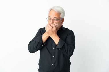 Orta yaşlı Brezilyalı adam beyaz arka planda izole edilmiş ağzını kapatıyor ve yan tarafa bakıyor.