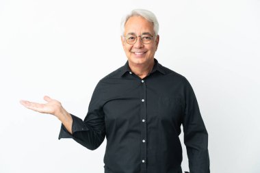 Beyaz arka planda izole edilmiş orta yaşlı Brezilyalı bir adam bir ilan vermek için avucunda hayali bir metin tutuyor.