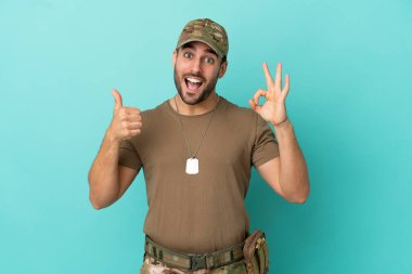 Mavi arka planda izole edilmiş künyeli ordu imzası ve baş parmak hareketi gösteriyor.