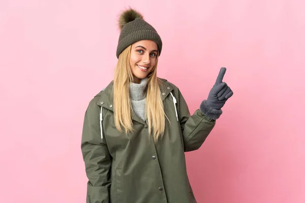 Mujer Joven Con Sombrero Invierno Aislado Sobre Fondo Rosa Mostrando —  Fotos de Stock