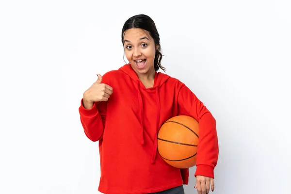 若いです女性遊びバスケットボール上の隔離された白い背景与えますA親指アップジェスチャー — ストック写真