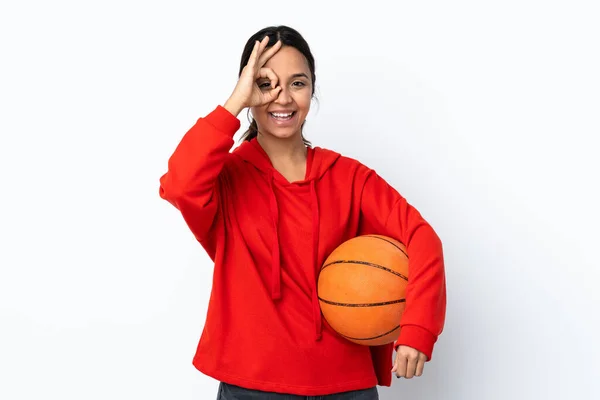 Jovem Mulher Jogando Basquete Sobre Fundo Branco Isolado Mostrando Sinal — Fotografia de Stock