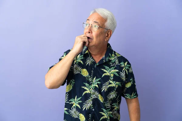 Homem Brasileiro Meia Idade Isolado Fundo Roxo Pouco Nervoso — Fotografia de Stock