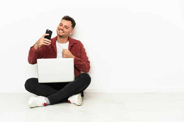 Junger Schöner Kaukasischer Mann Sitzt Mit Laptop Auf Dem Fußboden — Stockfoto