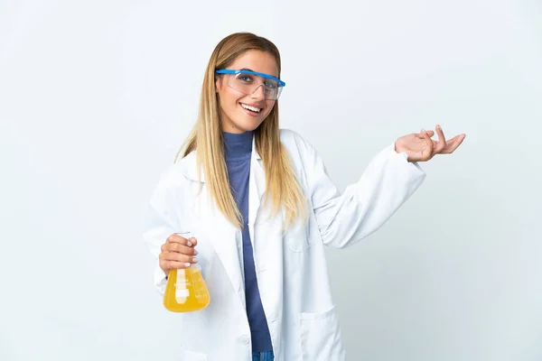 Junge Wissenschaftlerin Isoliert Auf Weißem Hintergrund Die Hände Zur Seite — Stockfoto