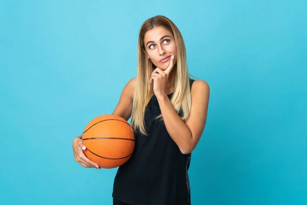 Mujer Joven Jugando Baloncesto Aislada Sobre Fondo Blanco Teniendo Dudas —  Fotos de Stock