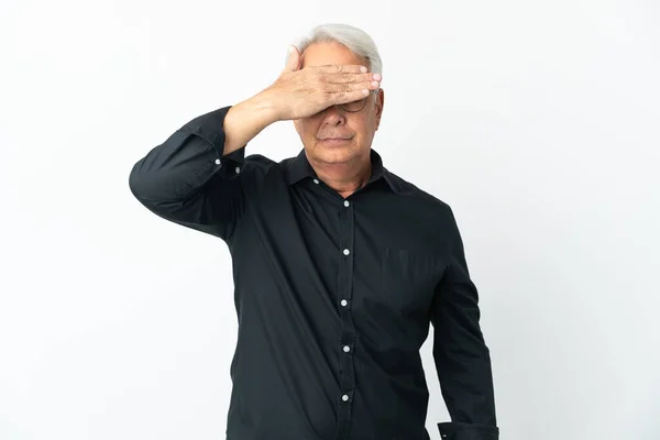 Homem Brasileiro Meia Idade Isolado Sobre Fundo Branco Cobrindo Olhos — Fotografia de Stock