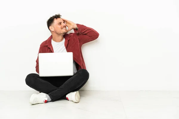 Jovem Bonito Caucasiano Homem Sit Chão Com Laptop Percebeu Algo — Fotografia de Stock