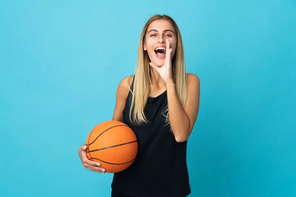 Giovane Donna Che Gioca Basket Isolato Sfondo Bianco Urlando Con — Foto Stock