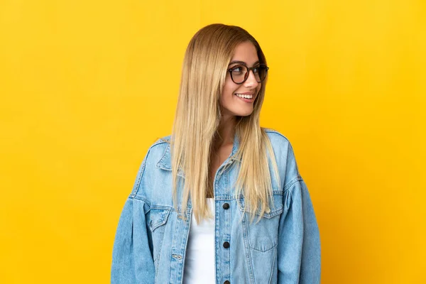 Jovem Loira Isolada Fundo Amarelo Olhando Para Lado — Fotografia de Stock