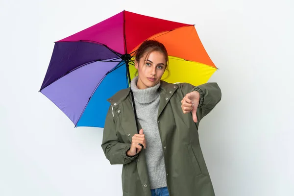 Beyaz Arka Planda Izole Edilmiş Şemsiyeyi Tutan Genç Bir Kadın — Stok fotoğraf