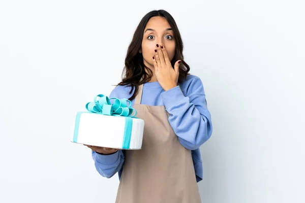 Banketbakker Houdt Een Grote Taart Geïsoleerde Witte Achtergrond Bedekken Mond — Stockfoto